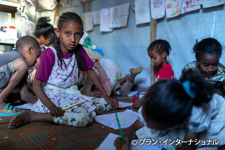 写真：紛争から逃れ国内避難民キャンプで暮らす子どもたち（エチオピア）