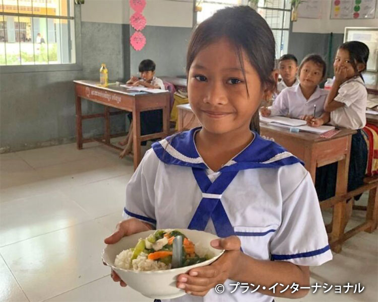 写真：学校菜園の野菜を使った給食です！（カンボジア）