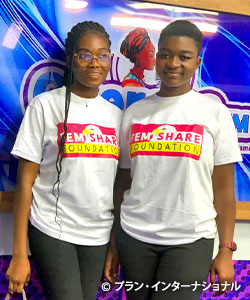 写真：立ち上げた団体の仲間とヤーさん（右）