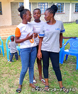 写真：リーダーシップ・プログラムに参加するセラフィーヌさん（左）