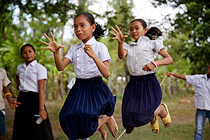 休み時間には、元気に縄跳びで遊びます / ©プラン・インターナショナル