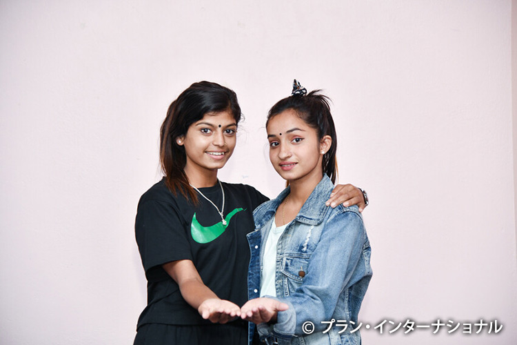 サムジャナさん 18歳（左）、スベクシャさん 16歳（右）（ネパール）