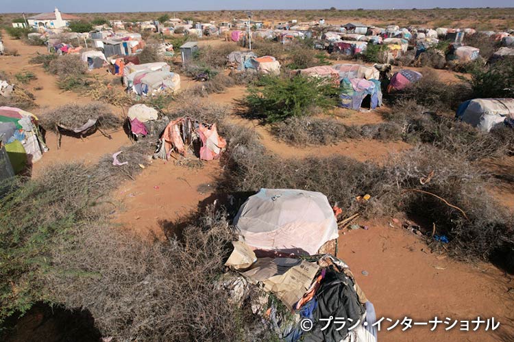 写真：簡易な住居が立ち並ぶ国内避難民キャンプ