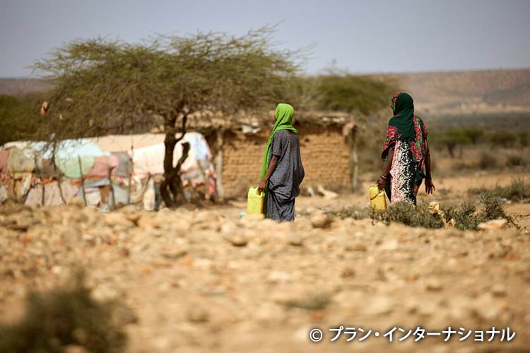 写真：遠い水源まで水汲みに行く女性たち