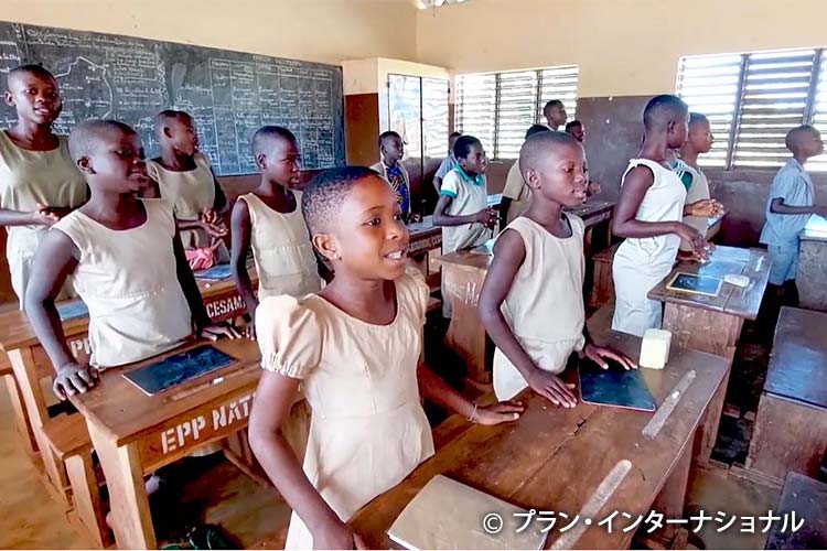 写真:教室で授業に参加するメイデ―さん(中央)