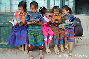 「読書って楽しいね！」少数民族の女の子たち