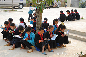 ベトナムハザン地域の学校で読書に夢中のタイ族の子どもたち