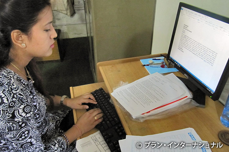 写真：現地事務所でも手紙のオンライン化で効率がアップ