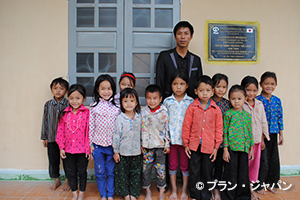 写真：新しい教室に通う少数民族の子どもたち。プレートには日本の支援であることが記されています