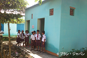 写真：6校に学校トイレを設置。屋外排泄は、感染症が蔓延する原因となっていました