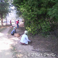 コミュニティ・ボランティアのリードによる村落内の清掃活動の様子（1）