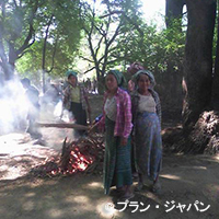 コミュニティ・ボランティアのリードによる村落内の清掃活動の様子（3）