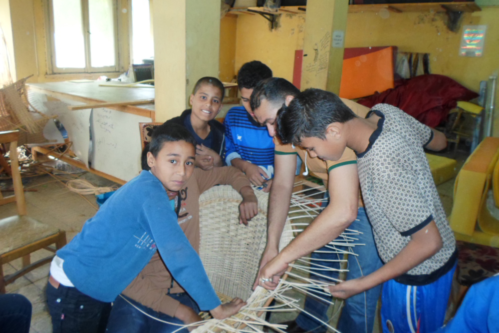 職業訓練プログラムで竹細工を学ぶ子どもたち / ©プラン・ジャパン