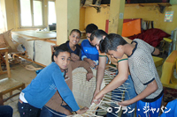 職業訓練プログラムで竹細工を学ぶ子どもたち / ©プラン・ジャパン