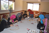 職業訓練プログラムでアクセサリー作りを学ぶ女の子たち / ©プラン・ジャパン