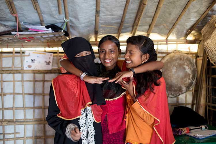 キャンプに新たに到着する難民を歓迎する活動する女の子たち（バングラデシュ）/ ©プラン・インターナショナル
