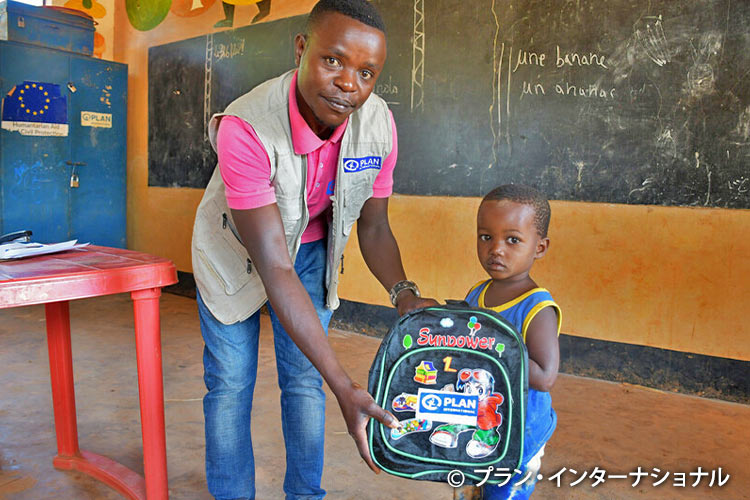 難民キャンプの子どもたちに通学かばんを支給（タンザニア）