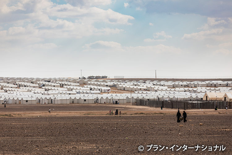 写真：砂漠の中にあるアズラック難民キャンプ