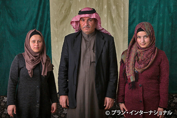 写真：左からファティマさん、父親、ヤラさん