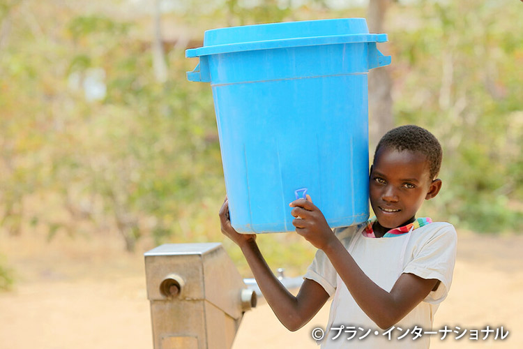 水汲みは女の子や女性の仕事であることが多い