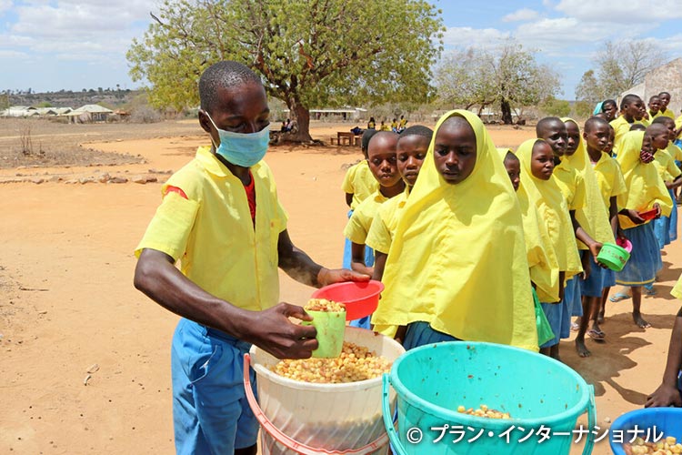 写真：学校給食プログラム。配膳を手伝う年長の生徒（ケニア）
