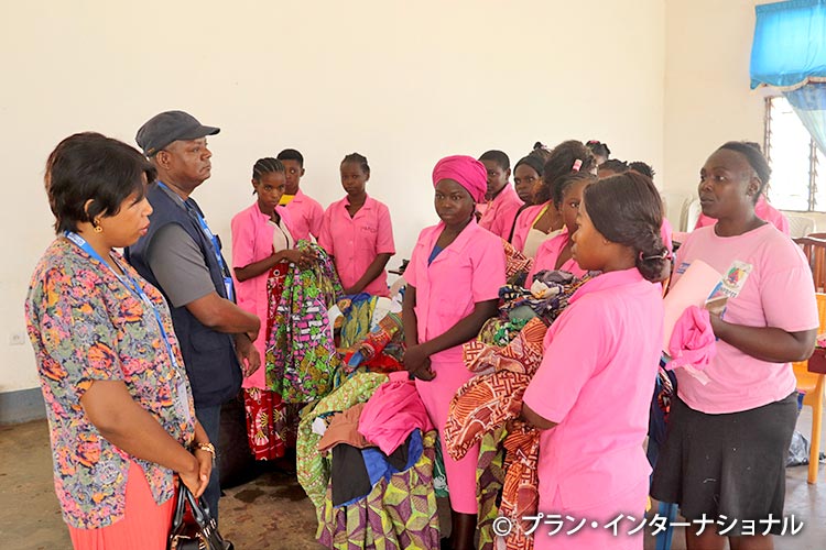 写真：カメルーンのプランの国統括事務所長と話す実習生たち