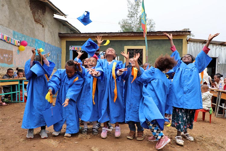 幼稚園の卒園式で帽子を投げて喜びを表現する子どもたち（エチオピア）  