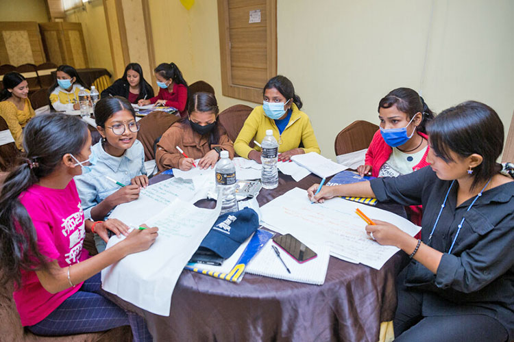 オンラインハラスメントについて話し合う女の子たち（ネパール）
