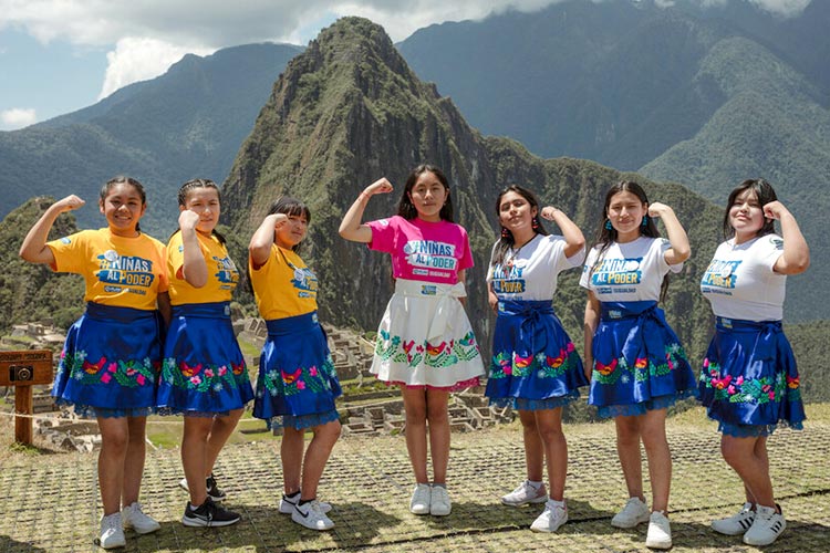 女の子と若い女性の政治参加を訴える女の子たち（ペルー）