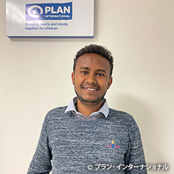 写真:シタウ・ゼナ職員