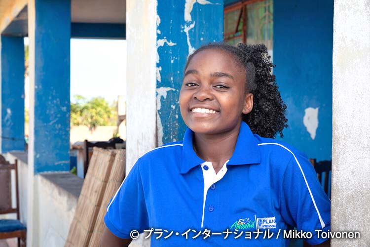 写真：笑顔で語るユーニスさん