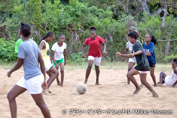 写真：サッカーを練習する女の子たち