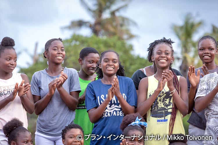 写真：サッカーを練習する女の子たち