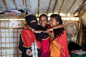 キャンプに新たに到着する難民を歓迎する活動する女の子たち（バングラデシュ）/ ©プラン・インターナショナル 