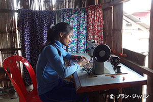 写真：自宅で縫製の仕事をするソークンさん
