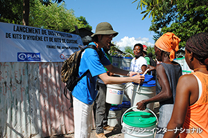 ハリケーンの被災者に衛生キットを配布（ハイチ）