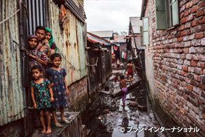写真：スラムに暮らす子どもたち
