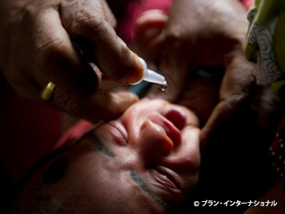写真：予防接種を受ける赤ちゃん