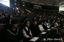 写真:話を聞き入る来場者たち