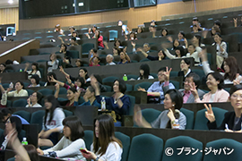 写真:クイズに答える来場者