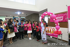 写真:イスミタさん、ナビンさん、司会の高橋さんと交流会を開催