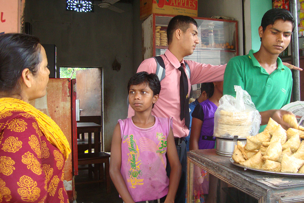 児童労働の実態を確認するために市場を訪れるプロジェクト関係者 / ©プラン・ジャパン