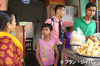 児童労働の実態を確認するために市場を訪れるプロジェクト関係者 / ©プラン・ジャパン