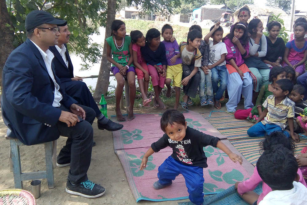 児童労働の現状を視察するためにモニタリングでコミュニティ訪問をするプロジェクト関係者（左） / ©プラン・ジャパン