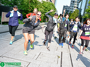 写真：チームで東京の街を歩く参加者の皆さん