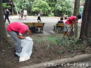 日本版ボーイズ・フォー・チェンジとして園内を清掃する男子学生たち