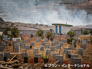 写真：エボラ出血熱の感染により亡くなった人々のお墓