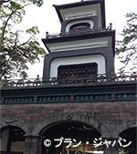 写真：会場近くの尾山神社の神門