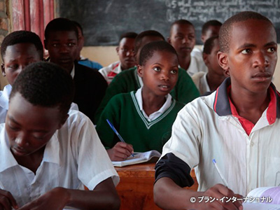 写真：女の子が安心して学べる学校づくりは、女の子と男の子とともに進めます