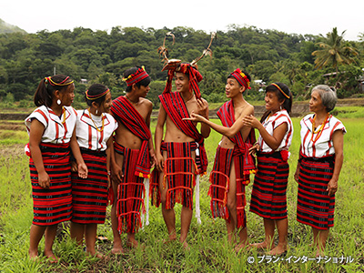 写真：民族のよき伝統を伝える若者たち